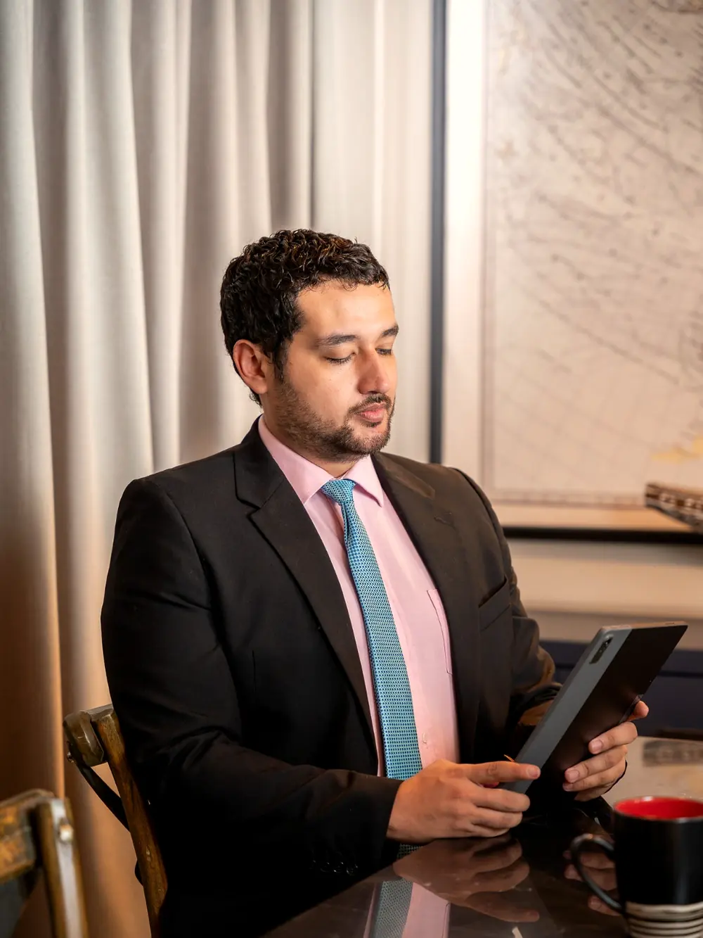 Juan Sebastián Numa revisando un caso
